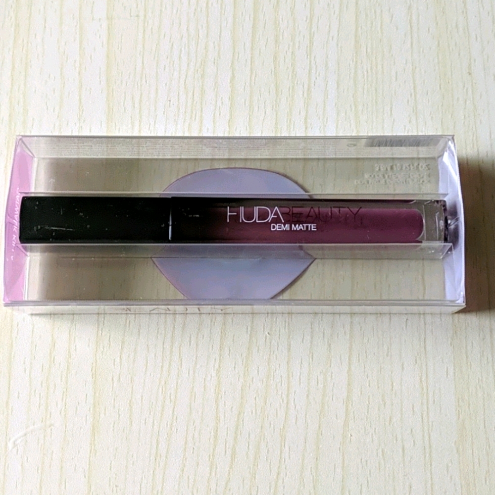 Huda Beauty Demi Matte lipstick